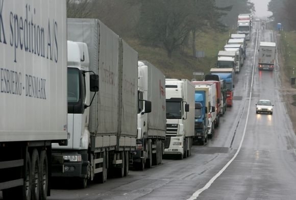 На украинско-польской границе в Волынской области образовалась 20-километровая очередь из автотранспорта. 