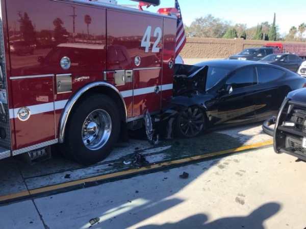 В Калифорнии водитель Tesla Model S 23 января въехал в машину пожарной службы, прибывшей на место другой аварии. 