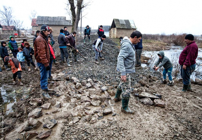 В Закарпатской области представители цыганской национального меньшинства сами построили дорогу в лагерь. 