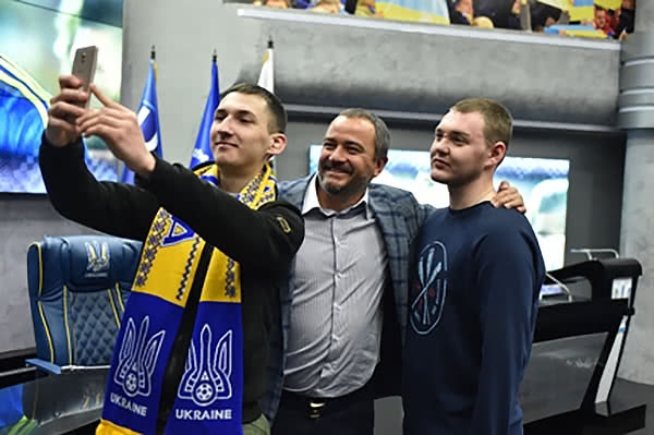 Уволенным из оккупированного Донбасса болельщикам луганской "Зари" Владиславу Овчаренко и Артему Ахмерову предложили работу в Федерации футбола Украины. 