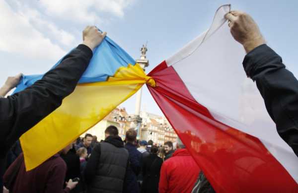 В Польше международное предприятие Lіndab, которое обязало украинцев носить сине-желтую рабочую форму, отвергает упреки в дискриминации по национальному признаку, но готово к широкому обсуждению альтернативных решений. 