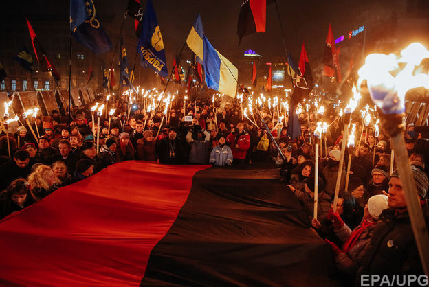 Львовский областной совет проголосовал за решение вывешивать революционный красно-черный флаг ОУН на государственных зданиях во время знаменательных дат. 
