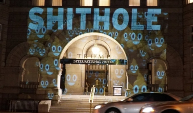 Вечером в субботу, 13 января, на гостиницы Trump International в Вашингтоне появилась проекция со словом "Shithole", которое можно перевести как вонючая или грязная дыра. 