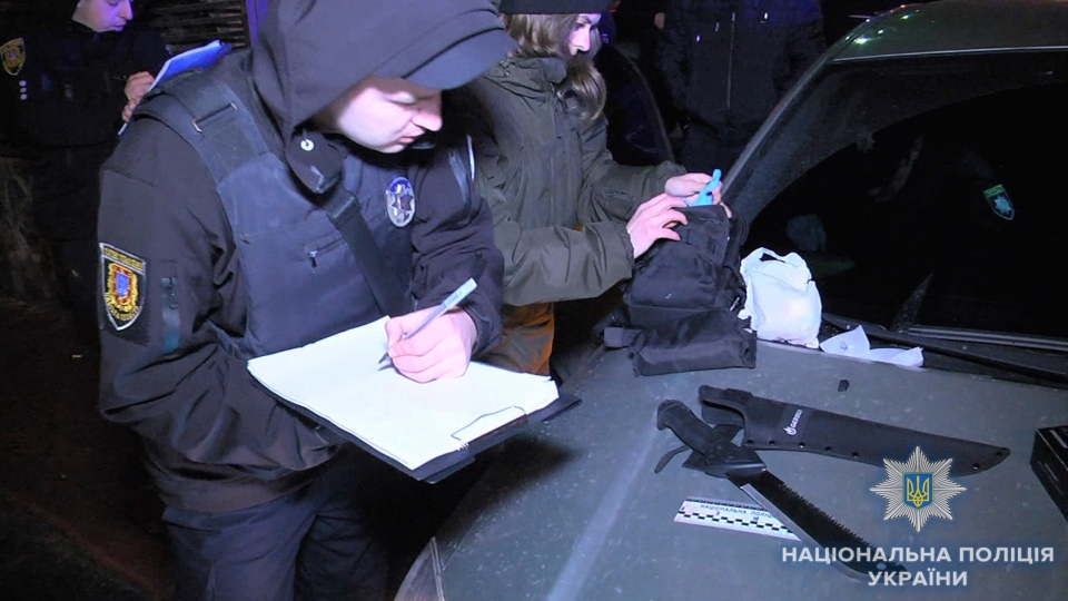 В Одессе работники Нацполиции задержали трех граждан Российской Федерации, угрожали прохожему ножом. 
