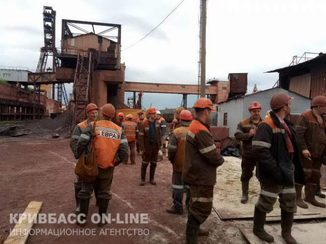 В Донецкой области шахтеры ГП "Селидовуголь" заблокировали две дороги и требуют выплаты долгов по зарплате. 