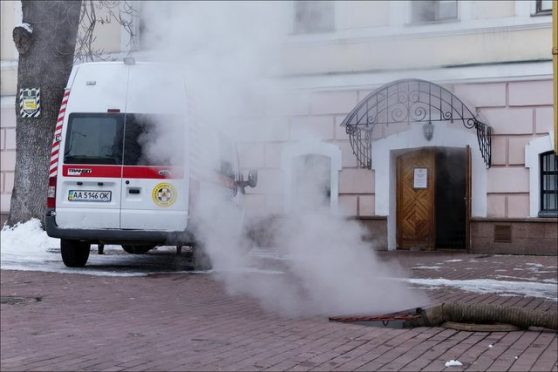 В результате прорыва теплотрассы в Печерском районе Киева сильно пострадал музей Ивана Гончара. 