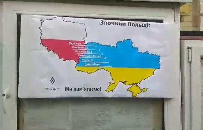 На стенде перед консульством Польши в Киеве участники организации Черный комитет вывесили доску так называемых польских преступлений против Украины. 
