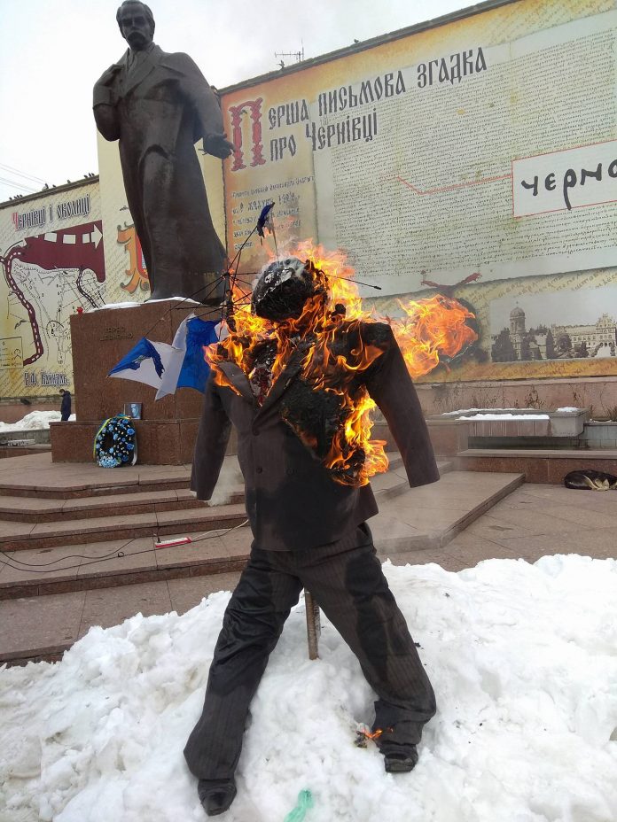 Участники акции "Марш за будущее" в Черновцах сожгли на площади чучело Порошенко как символ коррупции, по их словам, и невыполненных обещаний. 