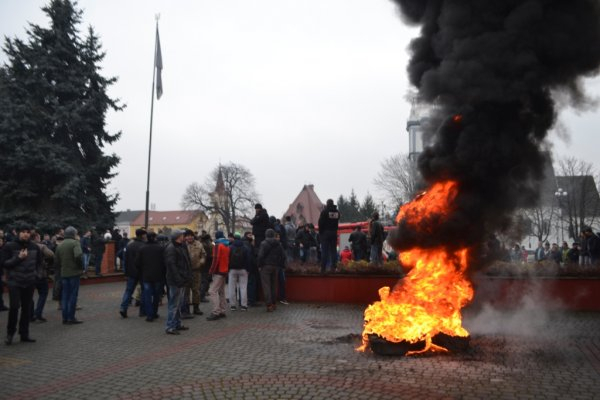В Тячеве Закарпатской области у здания райгосадминистрации митингующие требовали созвать внеочередную сессию районного совета, чтобы рассмотреть объявления недоверия Президенту Украины. 