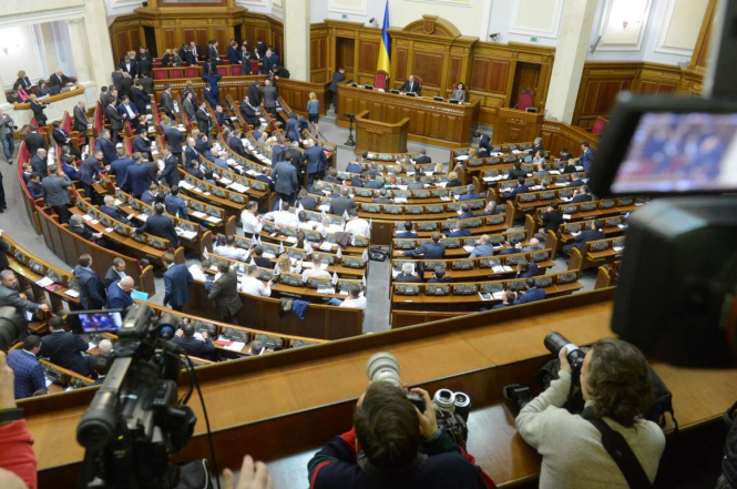 Верховная Рада на вечернем заседании во вторник, 20 марта, внесла изменения в закон Украины об охране органов государственной власти и должностных лиц, запрещающий депутатам приходить в парламент с оружием. 