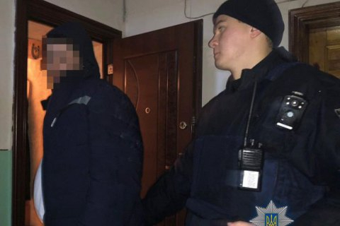 В Малиновском районе Одессы 33-летний мужчина в состоянии алкогольного опьянения открыл стрельбу из окна своей квартиры. 
