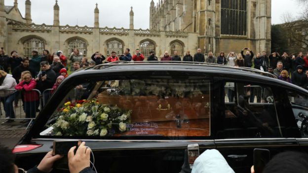 В английском Кембридже провели церемонию прощания с ученым, физиком-теоретиком Стивеном Хокингом, который умер 14 марта. 