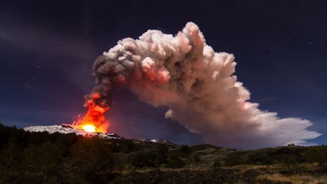 Самый активный вулкан Европы - Этна - сползает в сторону Средиземного моря со скоростью около 14 миллиметров в год. 