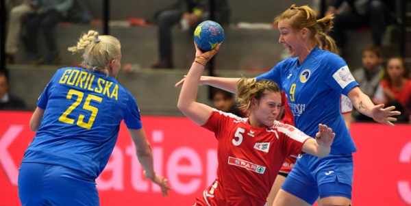 Женская сборная Украины по гандболу потерпела третье поражение в отборочном турнире чемпионата Европы-2018 и потеряла шансы пробиться на континентальное первенство. 