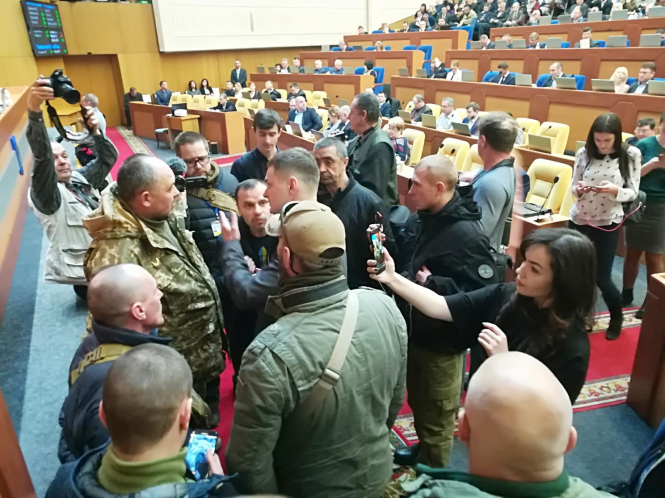 В Запорожском облсовете ветераны АТО устроили драку с сотрудниками полиции, передает местное издание 061. 