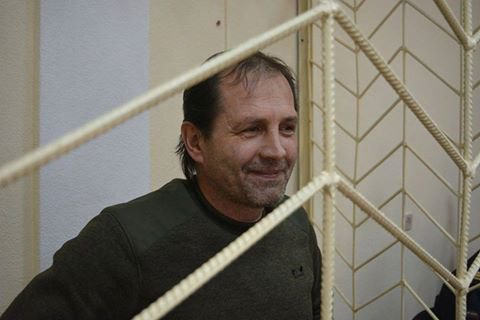 Осужденный в оккупированном Россией Крыму украинский активист Владимир Балух продолжает голодовку в одиночной камере, связь с ним отсутствует. 