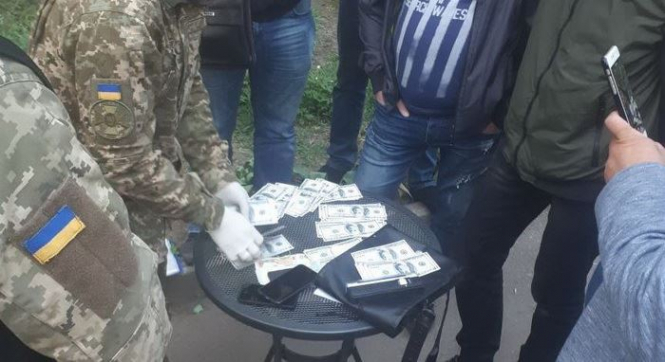 Сотрудники СБУ задержали следователя полиции Кривого Рога на взятке в 10 000 долларов. 