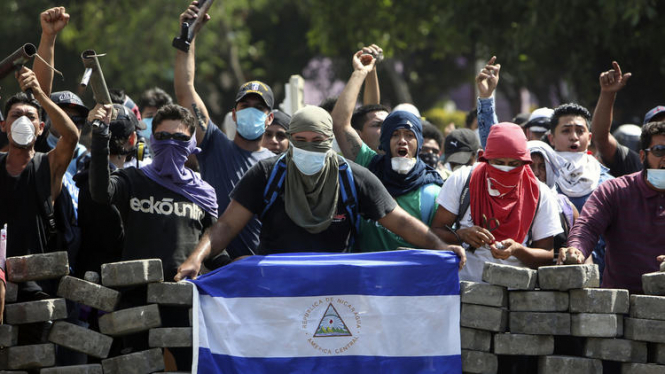 В Никарагуа в прямом эфире застрелили репортера Анхеля Гахона. Он освещал антиправительственные протесты. 