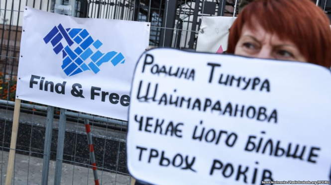 У здания посольства России в Киеве 26 апреля активисты провели акцию "Позвоните в ФСБ". 