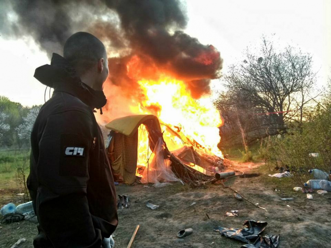 Участники националистического движения С14 сожгли лагерь цыган на Лысой горе в Киеве. 