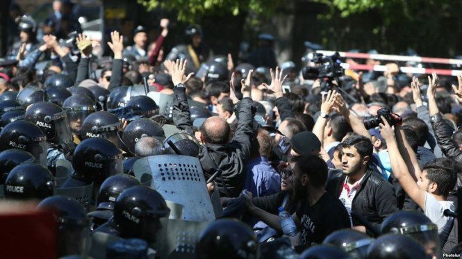 Полиция Армении задержала лидера протестов Никола Пашиняна. 