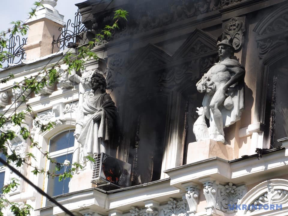 В шестиэтажном жилого дома на улице Городецкого, 9 в центре Киева в субботу, 28 апреля, днем произошел пожар. 