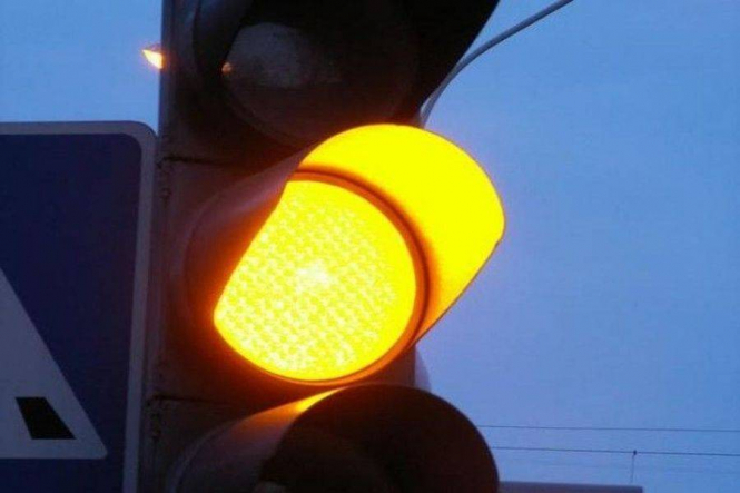 Министерство инфраструктуры Украины пока не планирует запрещать желтый сигнал светофора. 