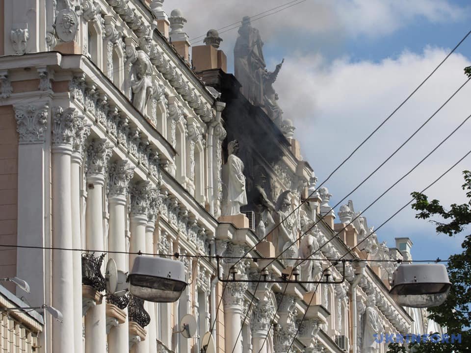 В шестиэтажном жилого дома на улице Городецкого, 9 в центре Киева в субботу, 28 апреля, днем произошел пожар. 