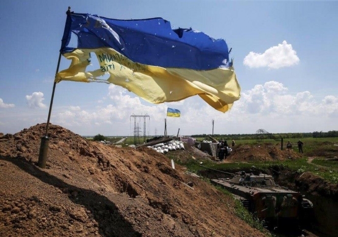 Штаб АТО зафиксировал 21 обстрел позиций ВСУ боевиками на Донбассе от начала суток 28 апреля. Трое украинских военных ранены, двое - получили боевое травмирования. 