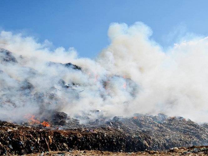 Сегодня в 16:10 вблизи села Большая Корениха Николаевского района на полигоне твердых бытовых отходов возник пожар. 