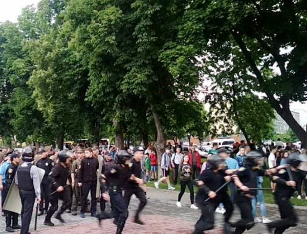 В Черкассах во время матча черкасского "Днепра" с футбольным клубом «Сумы» произошла драка между болельщиками и полицией. 
