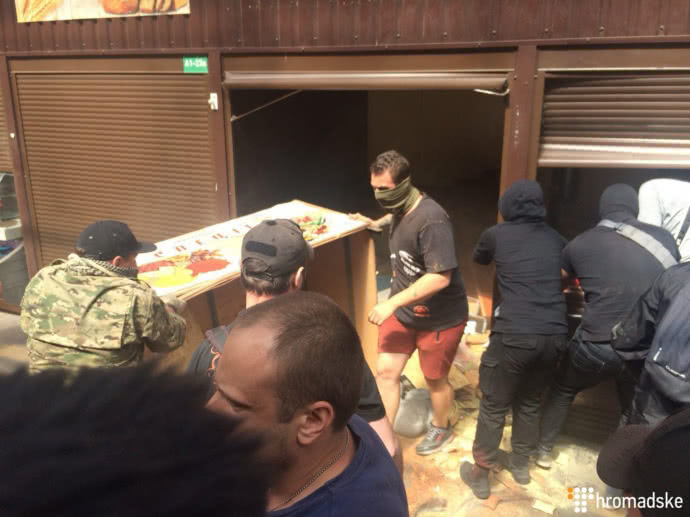 Возле киоска на рынке возле станции метро "Лесная", где 25 мая избили военного пенсионера, произошло столкновение между представителями праворадикальной организации С14 и правоохранителями. 