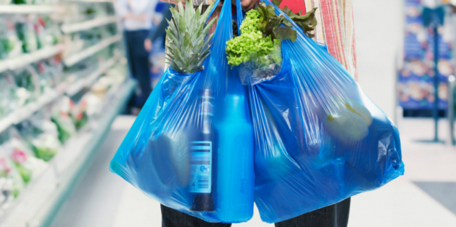 Киевсовет предложил магазинам предлагать покупателям, кроме полиэтиленовых пакетов, на выбор бумажные или биополимерные одноразовые пакеты, а также многоразовые сумки. Соответствующее решение было принято сегодня, 17 мая. 