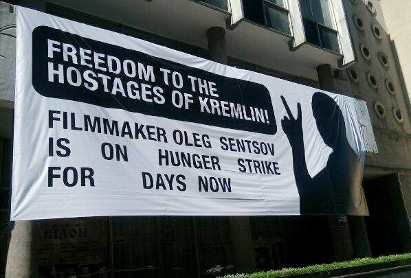 Представитель Управления по вопросам рекламы КГГА назвал баннер с изображением Олега Сенцова на Доме кино политическим и заставил активистов его снять. 