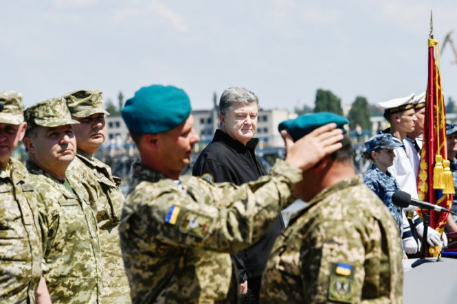 23 мая в Николаеве состоялась церемония смены формы одежды для морской пехоты с участием президента Украины, на которой часть военных отказалась надеть береты другого цвета. 