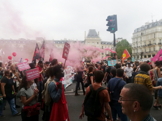 На протестах против политики президента Эммануэля Макрона в Париже полиция задержала 43 человек. В столкновениях с протестующими пострадали семь сотрудников полиции. 