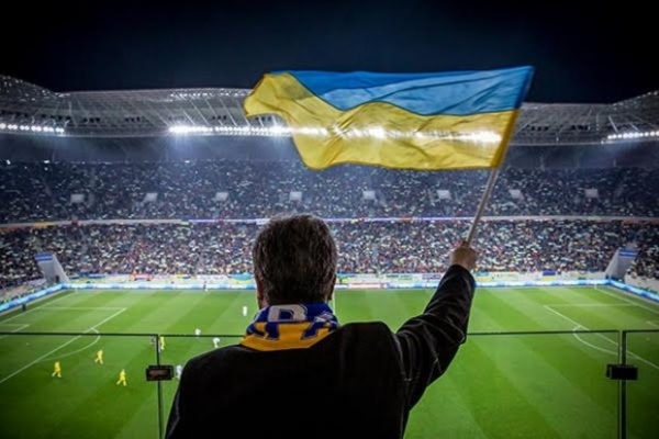 Президент Украины Петр Порошенко заявил, что поскольку все гостиницы в Киеве уже забронированы, некоторых гостей во время проведения финальных матчей Лиги чемпионов по футболу, 26 мая, вынужден пригласить к себе домой. 