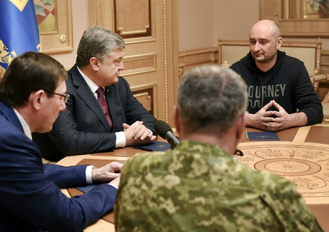Президент Петр Порошенко встретился с журналистом Аркадием Бабченко, покушение на убийство которого раскрыла Служба безопасности Украины, инсценировав его смерть. 