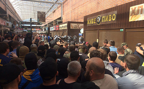 34 активных участников конфликта на рынке возле станции метро "Лесная" доставлено в Деснянский управления полиции. 