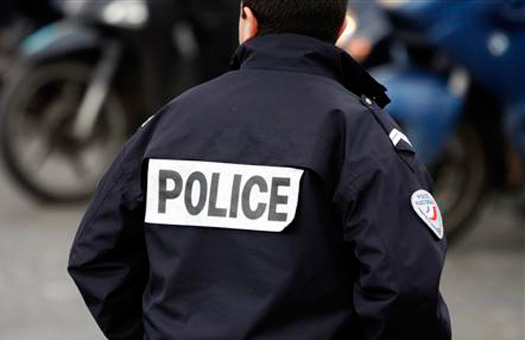 Во французском городе в городе Ла-Сейн-сюр-Мер недалеко Тулона женщина с ножом напала на посетителей супермаркета, выкрикивая криками "Аллах Акбар" (араб. "Аллах - величайший»). 