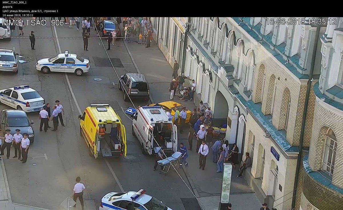 В центре Москвы у Гостиного двора такси врезалось в толпу людей. В результате аварии пострадали восемь человек. 