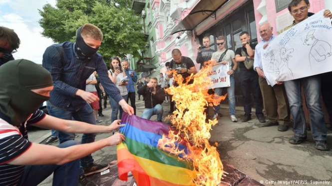 Представители националистической организации "Карпатская сечь" в воскресенье сожгли под Шевченковским райотделом полиции флаг ЛГБТ. 
