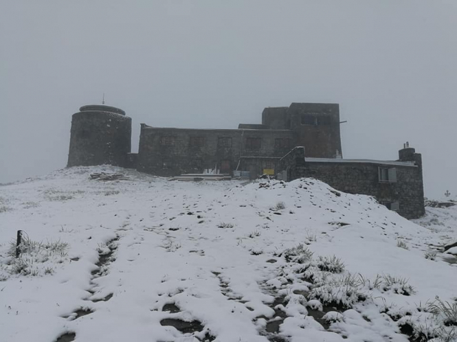 На Черногорском хребте в Карпатах 23 июня выпал снег. 