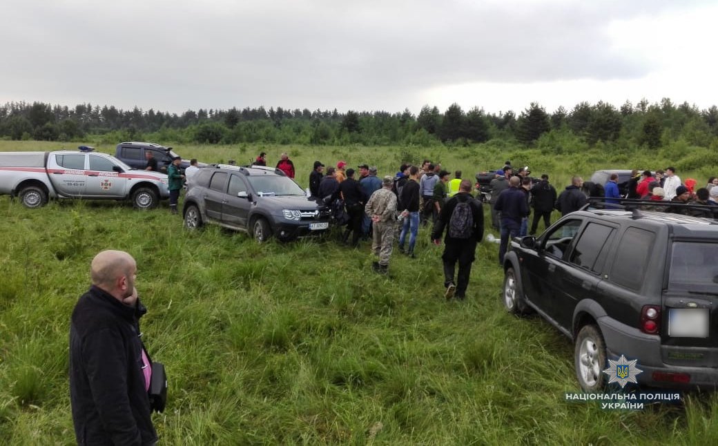 В Ивано-Франковской области после почти суток поисков нашли 4-летнего мальчика, который потерялся вчера, 2 июня, когда пошел с дедушкой выпасать скот. Ребенка нашли спящим под деревом. 