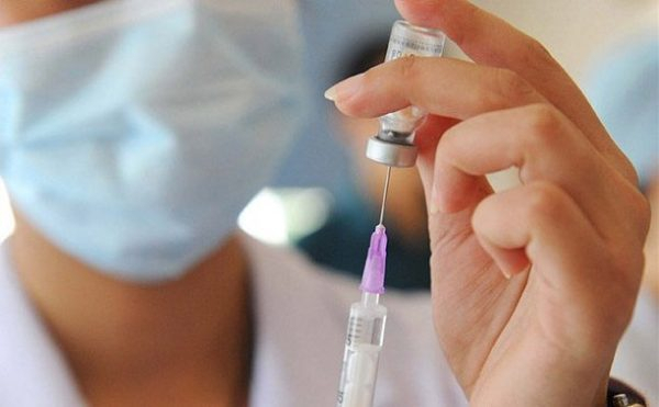 В Рубежном Луганской области зарегистрировали второй случай дифтерии этого года в Украине. Врачи рекомендуют как можно быстрее сделать прививки против дифтерии и взрослым, и детям. 