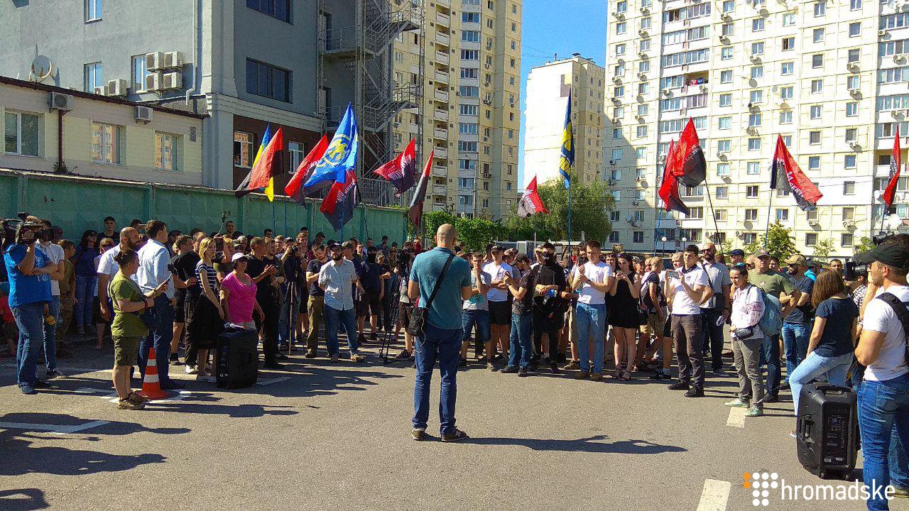 В Киеве представители праворадикальных организаций собрались на протест у штаба патрульной полиции и требуют отставки главы патрульной полиции Киева Юрия Зозули. 