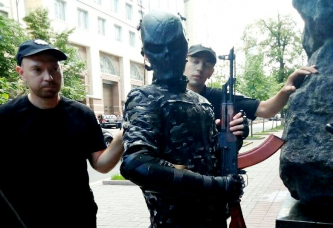 Правоохранительные органы отдали родителям 15-летнего подростка, которого задержали с автоматом Калашникова возле здания Кабинета Министров 19 июня. 