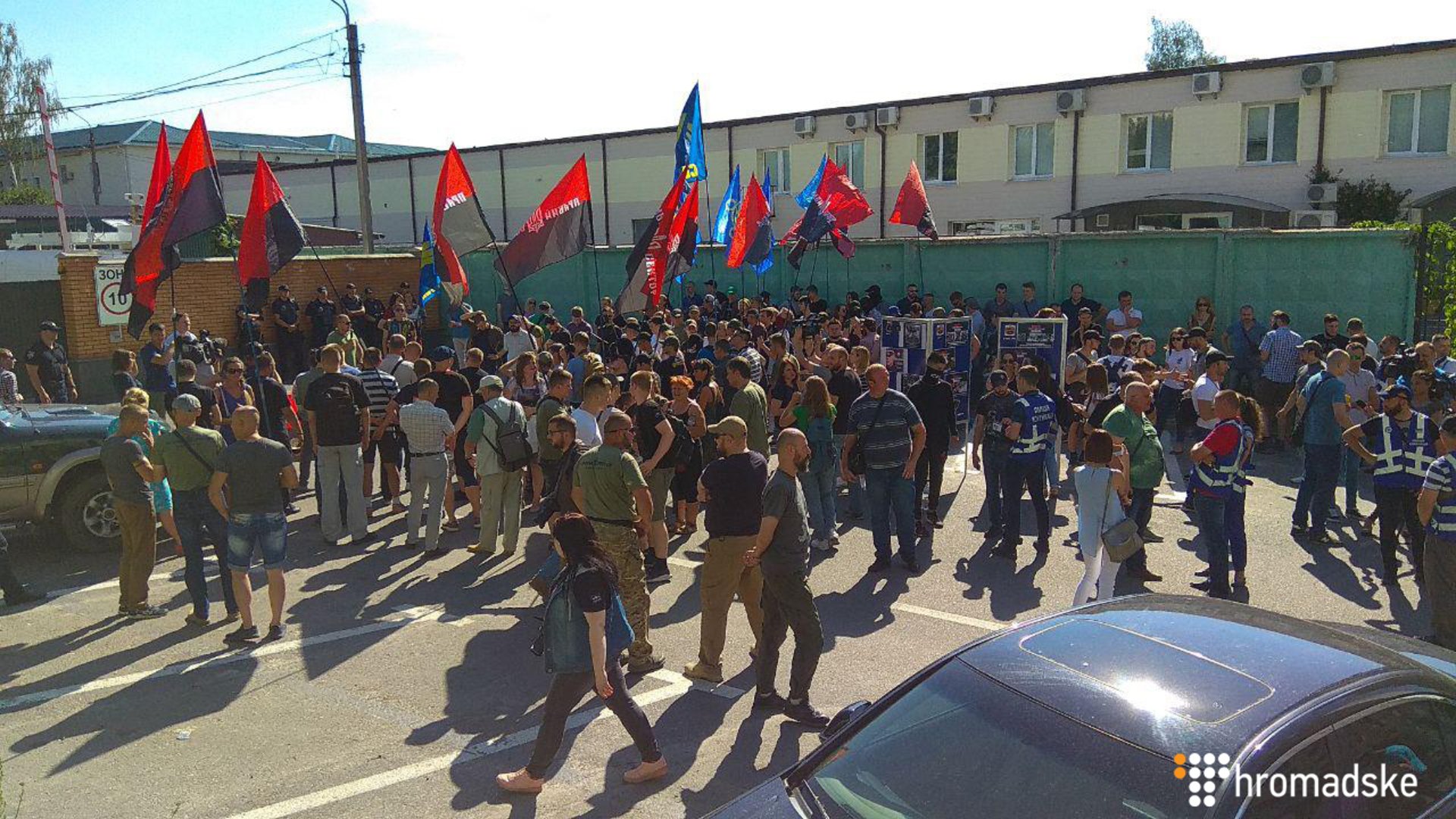В Киеве представители праворадикальных организаций собрались на протест у штаба патрульной полиции и требуют отставки главы патрульной полиции Киева Юрия Зозули. 
