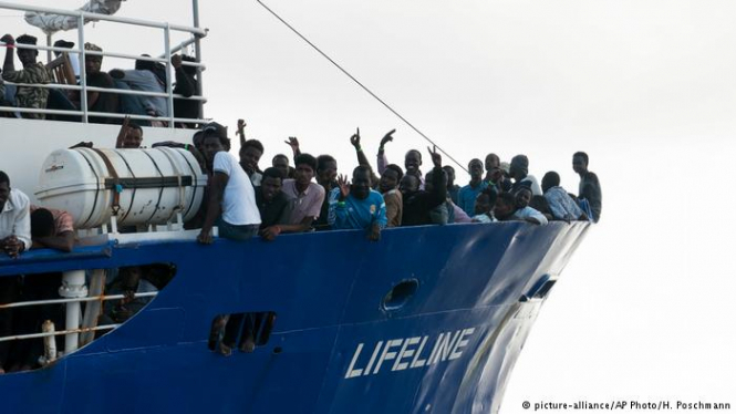 В Средиземном море спасательное судно немецкой благотворительной организации Mission Lifeline подобрало 224 мигранта, которые пытались достичь берегов Европы. 