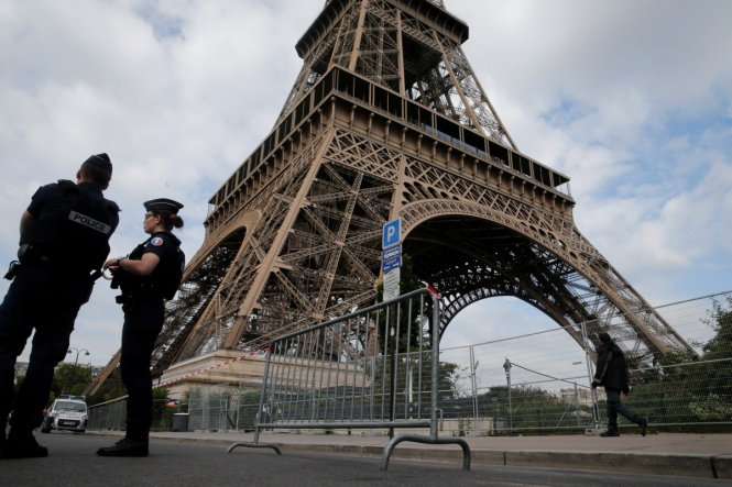 В Париже власть огородит стеклянной стеной Эйфелеву башню для защиты основания монумента от терактов. Новая стена заменит металлический забор, установленный в 2016 году. 
